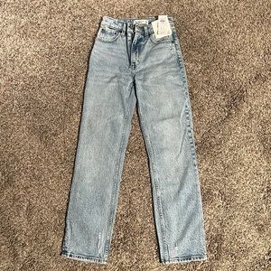NWT Abercrombie & Fitch. The 90s Straight Ultra High Rise. Size 23 000 short.